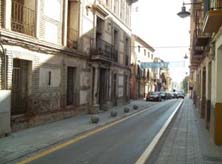 Inicio de la calle con la casa de los marqueses de Cadimo a su izquierda.